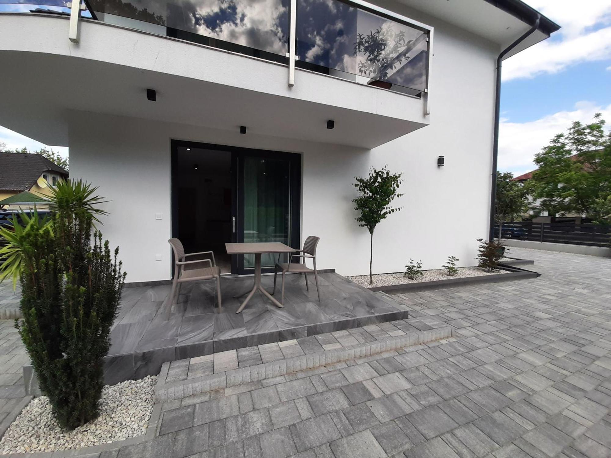 Ancsi Apartmanhaz Balatonlelle Exterior photo